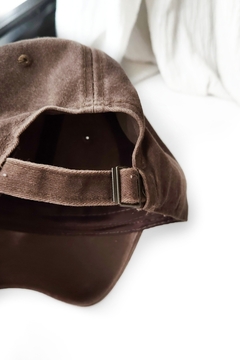 GORRA DE GABARDINA GASTADA CHOCOLATE - comprar online