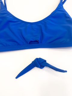 CORPIÑO TOP DEPORTIVO CON NUDO AZUL ROYAL - Lolet