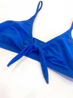 CORPIÑO TOP DEPORTIVO CON NUDO AZUL ROYAL - comprar online