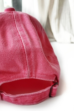 GORRA DE GABARDINA GASTADA FUCSIA - comprar online