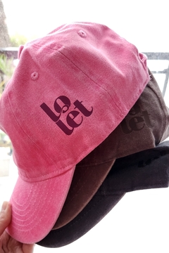 GORRA DE GABARDINA GASTADA FUCSIA