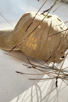 GORRA DE GABARDINA GASTADA BEIGE