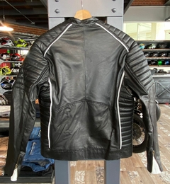 CAMPERA DE CUERO GENOVA CON RIBETES en internet
