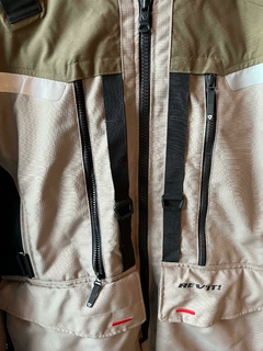 CAMPERA REVIT SAND 3 USADA TALLE 2XL - tienda online