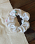 Scrunchie orgánica con puntilla