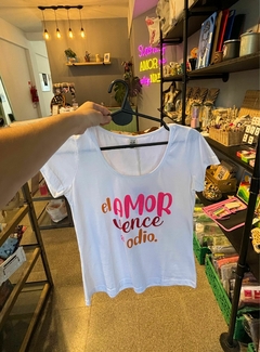 Remera El amor vence al odio en internet