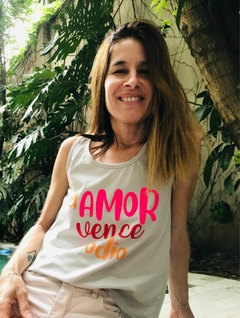 Musculosa El amor vence al odio en internet