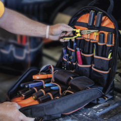 Imagen de KLEIN TOOLS Mochila para Herramientas Tradesman Pro™ de 44.5 cm en Color Negro con 35 Bolsillos (No incluye herramientas). 55475