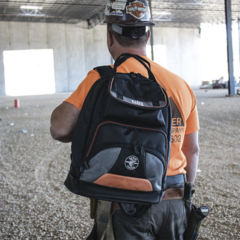 KLEIN TOOLS Mochila para Herramientas Tradesman Pro™ de 44.5 cm en Color Negro con 35 Bolsillos (No incluye herramientas). 55475