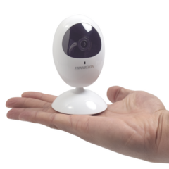 HIKVISION Cubo IP 2 Megapixel / Lente 2.8 mm / WiFi / H.265+ / 10 mts IR EXIR / Micrófono y Bocina Integrada (Audio de Dos Vías) / Interior / Se Conecta Directo a la App Hik-Connect / Micro SD MOD: DS-2CV2U21FD-IW