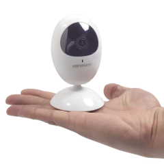 HIKVISION Cubo IP 2 Megapixel / Lente 2.8 mm / WiFi / H.265+ / 10 mts IR EXIR / Micrófono y Bocina Integrada (Audio de Dos Vías) / Interior / Se Conecta Directo a la App Hik-Connect / Micro SD MOD: DS-2CV2U21FD-IW