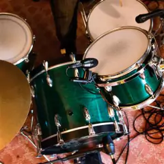 Shure PGADRUMKIT5 Kit de 5 micrófonos para Batería - Modelo Shure - Sonido claro y preciso - Incluye micrófonos para bombo, caja, toms y overhead - comprar en línea