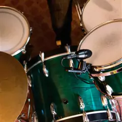 SHURE PGADRUMKIT7 Kit de micrófonos para batería de 7 piezas - Modelo PGADRUMKIT7 - Captura el sonido de tu batería de manera profesional - Incluye micrófonos dinámicos y de condensador - comprar en línea