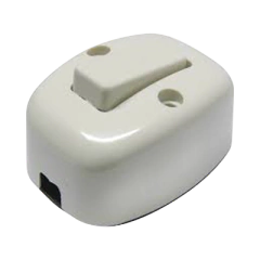 SURTEK Apagador sencillo visible de baquelita oval 6 Amp incluye tornillos y bases de instalación. MOD: SYS-136559
