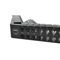 SIEMON Patch Panel UTP Z-MAX Categoría 6A, de 48 puertos, Angulado, 1UR MOD: Z6A-PNLA-U48K