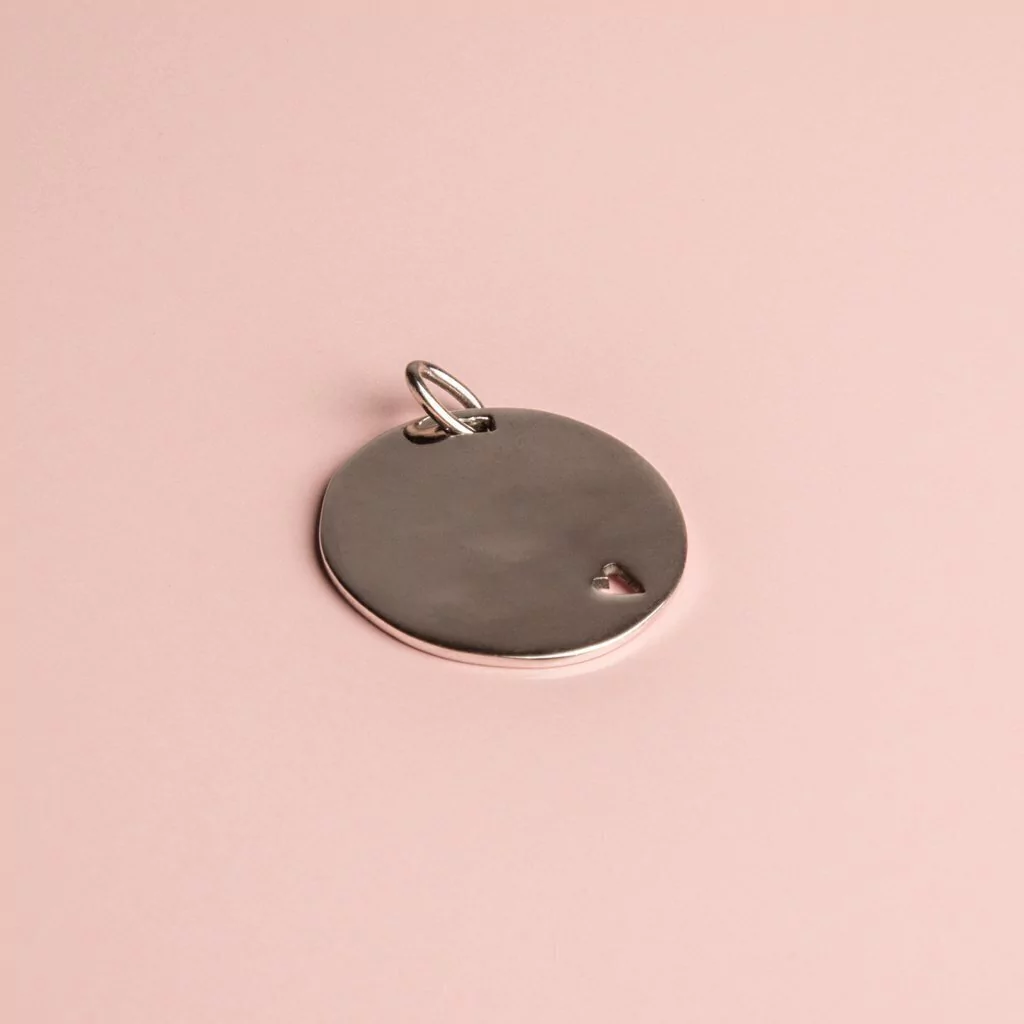 Dije redondo 2,5 cms con corazón calado. Plata 925