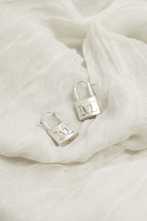 Aros candado con inicial calada