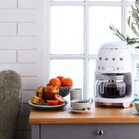 Smeg® Cafetera De Filtro Blanca (DCF02WHAR) - Cook Inc. - The Culinary Store