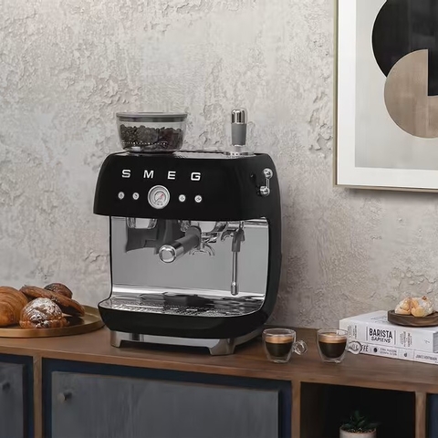 Smeg® Cafetera Espresso Manual Con Molinillo Negra (EGF03BLEU) - Cook Inc. - The Culinary Store