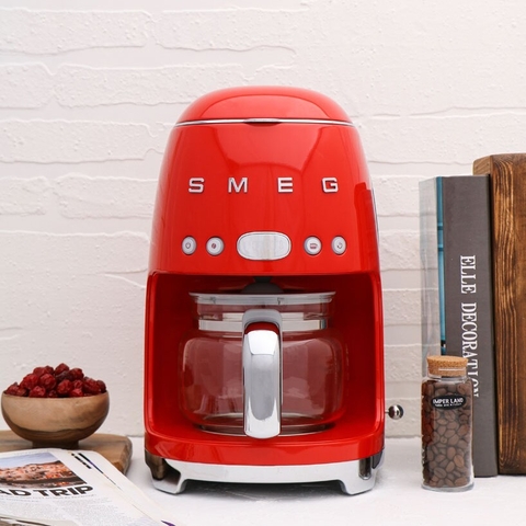 Smeg® Cafetera De Filtro Roja (DCF02RD) - Cook Inc. - The Culinary Store