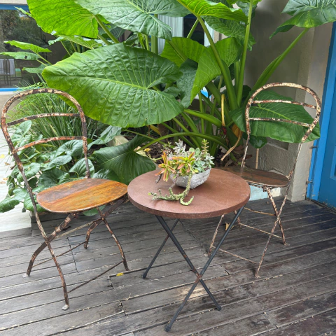 Mesa y sillas de hierro