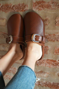 Imagen de MULES POLY CUERO TABACO