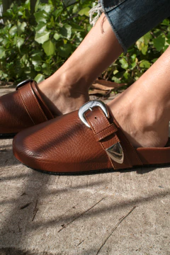 MULES POLY CUERO TABACO - La Simona Handbags