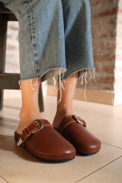Imagen de MULES POLY CUERO TABACO