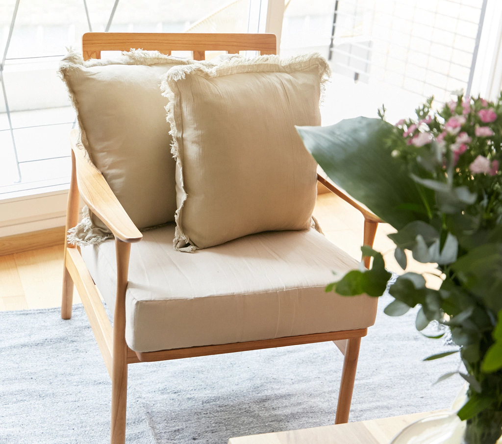 Sillón Caitlyn con estructura de madera natural y diseño escandinavo minimalista