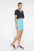 Camiseta cropped preta de fitness, combinada com shorts azuis