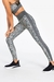 Legging de alta compressão com recortes em estampa Pixie, utilizada por uma modelo em pose de exercício.