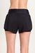 Shorts de corrida Live! na cor preta, visto de costas, com detalhes de bolso e faixa elástica na cintura.