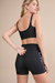 Modelo usando o Top Academia Live! Icon Termocromo Noir Black, com foco no design e estilo fitness. detalhes das costas