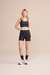 Mulher usando o Top Academia Live! Icon Termocromo Noir Black e shorts pretos