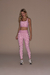 Modelo usando legging LIVE! Sense Pro® rosa com estampa "LIVE!" reflexiva e Top Curve LIVE! Sense Pro
combinando