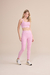 Mulher vestindo Legging LIVE! Sense Pro® rosa com estampa de logo, combinada com top LIVE!  curve Sense Pro®
