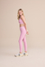 Mulher vestindo Legging LIVE! Sense Pro® rosa com estampa de logo, combinada com top LIVE!  curve Sense Pro®, detalhes laterais
