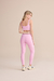 Modelo usando legging LIVE! Sense Pro rosa e top LIVE! curve Sense Pro rosa, vista de costas.