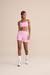 Modelo vestindo shorts fit Live! sense rosa dazzle e top Live! rosa dazzle da linha fitness.
