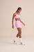 Modelo usando shorts Fit Live! rosa Dazzle, detalhes laterais 