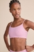 Modelo feminina vestindo Top Curve LIVE! Sense Pro rosa com estampa discreta e refletiva.