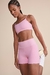 Modelo usando shorts Fit Live! rosa dazzle, com tecido refletivo 