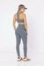 Mulher vista de costas usando legging cinza de academia DiPaula Clau com top fitness e viseira
