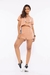Camiseta cropped marrom claro, ideal para atividades físicas, combinada com shorts e tênis esportivos.