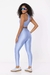 modelo usando Legging academia Di Paula Mirela Azul Lirio vista de costas detalhes 