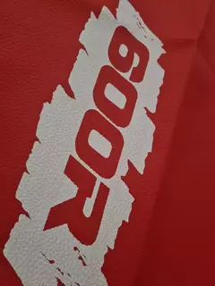 tapizado con el número 600 de gran tamaño sobre fondo naranja, simil diseño 91