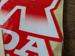 Gráficas de tanque en vinilo laminado grueso para Honda XR250R, en colores rojo y blanco, con detalles de textura.