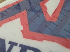 Detalle del kit de gráficas de tanque para Honda XR100, mostrando el diseño y textura del material.