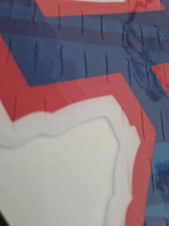Detalle de kit de gráficas con diseño geométrico en colores rojo, azul y blanco para tanque de Honda XR100 / XR100R 1992