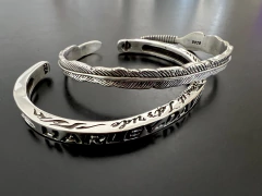 Pulsera ESCLAVA MINI PLUMA en internet